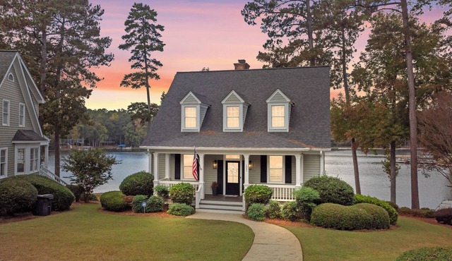 Gorgeous Lakefront Cottage at Reynolds Lake Oconee in highly desired Marina Cove
