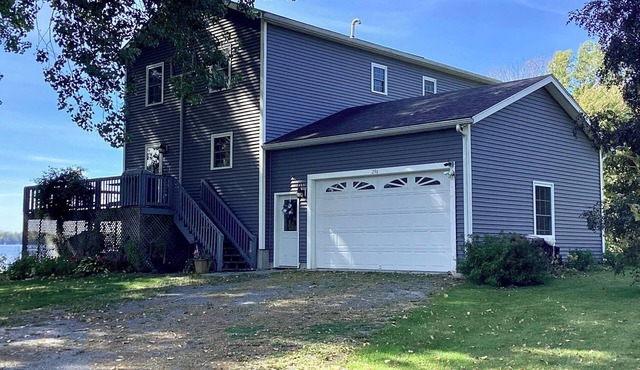 Gorgeous lakefront Carry Bay Getaway