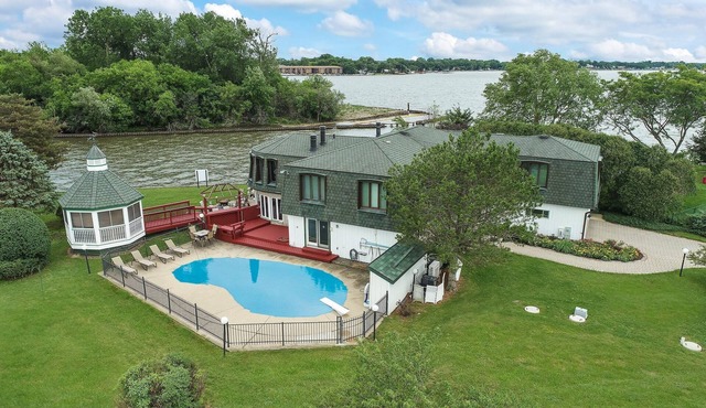 Gorgeous Lakefront Estate, Chain O'Lakes Gem~POOL