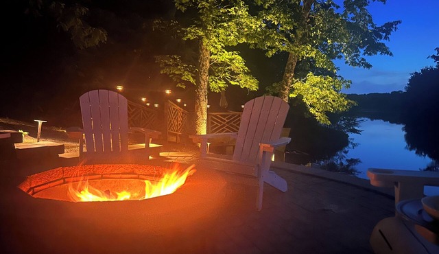 Gorgeous Lakefront Getaway - Innsbrook Chalet with Outdoor Spa!