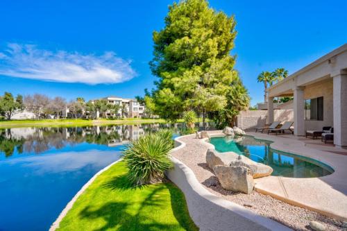Gorgeous Lakefront Paradise w Pool & Views