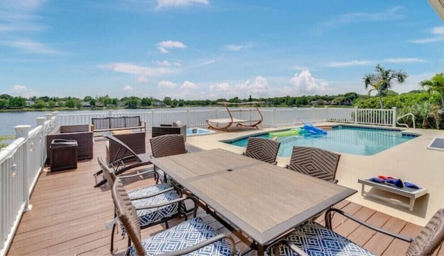 Gorgeous Lakefront Pool Home W paddleboard, kayak, game room, king bed, and more