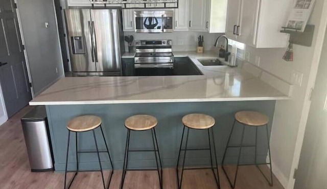 Gorgeous Lakefront Retreat with Waterside Bar Area