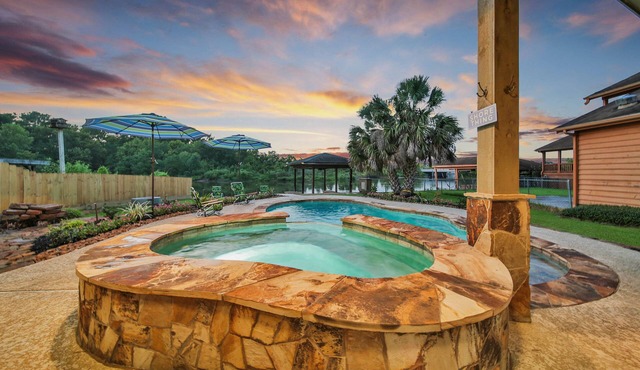 Gorgeous Lakefront Retreat House w/Heated Pool, Spa & More Fun Relaxing Getaway!