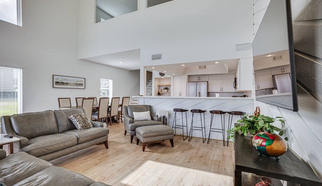 Gorgeous Lakefront Townhome w/Pool Access & Views