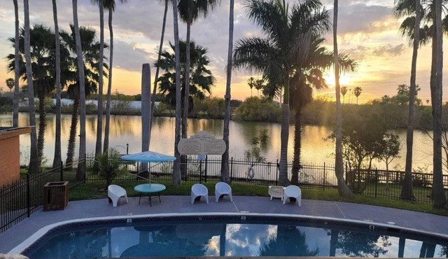 Gorgeous Lakefront Condo W/immaculate Pool