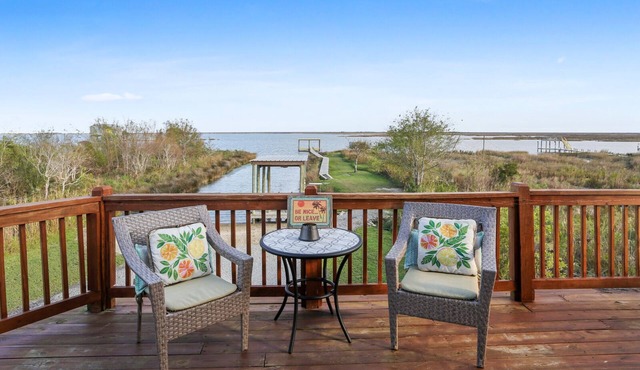 Gorgeous Lakefront Home: Private Pier, Boathouse, Kayaks - Fish From the Dock!
