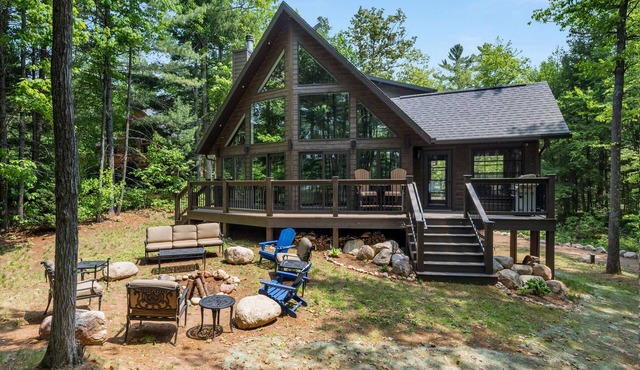 Gorgeous Lakehome in Private Setting, Dock, Sandy Bottom, Fireplace, & AC