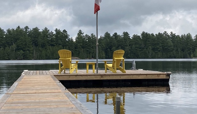 Gorgeous lakeside cottage – every amenity in pristine setting