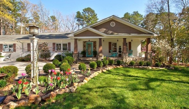 Gorgeous lakeside retreat with room for all!
