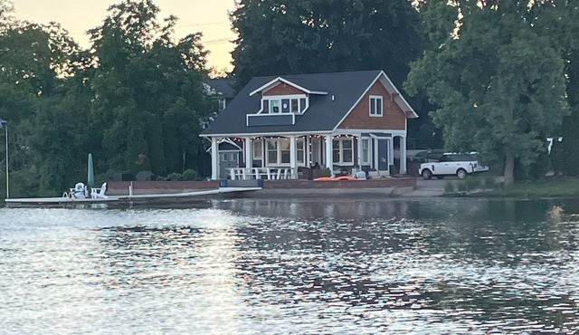 Gorgeous Lakeside Retreat Minutes from Ann Arbor