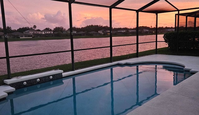 Gorgeous lakeside villa with pool, close to Disney