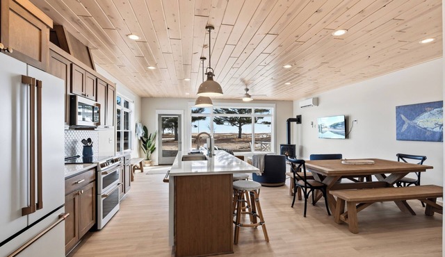 Gorgeous Lakeview Main Floor 2BR Retreat