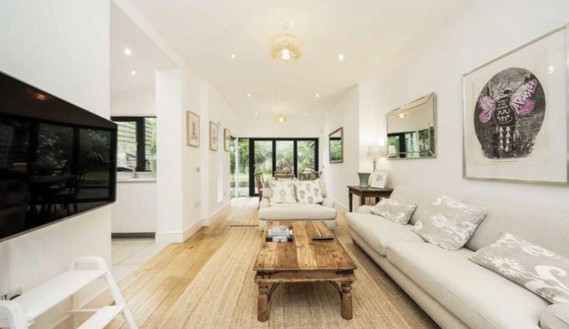 GORGEOUS, LARGE 3 BED, GARDEN FLAT,