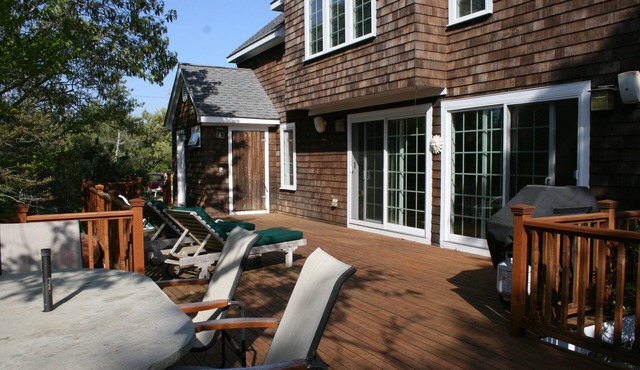 Gorgeous large beach house in the quiet dunes of Amagansett, short walk to ocean