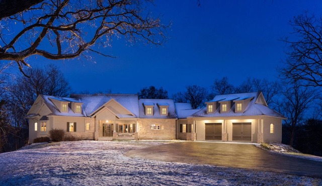 GORGEOUS LARGE HOME WITH HOT TUB! 4th NIGHT FREE!