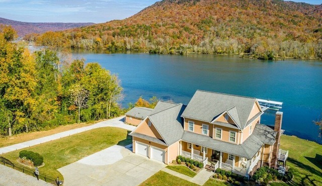 Gorgeous Large Main Home ON the TN River!
