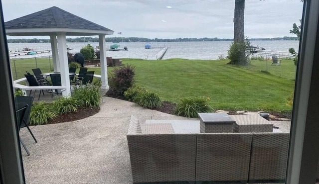 Gorgeous Level Lakefront Retreat