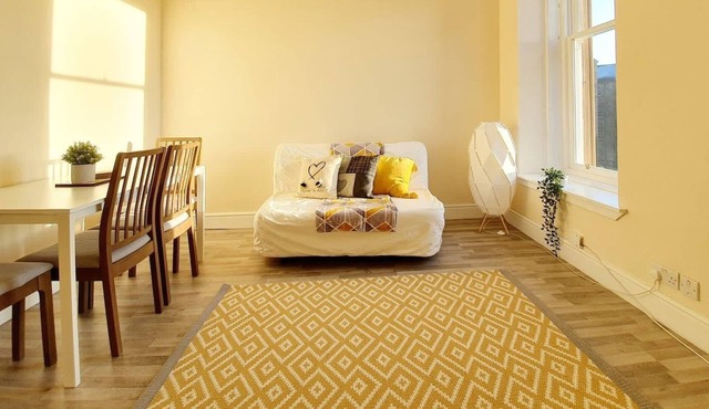 Gorgeous, Light & Airy Apartment in the Heart of the West End, Close to SEC and