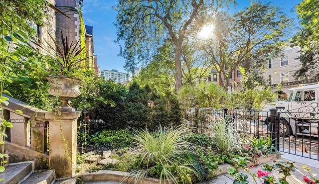 Gorgeous Lincoln Park condominium with 4 bed, 2.5 b, luxurious gourmet kitchen.