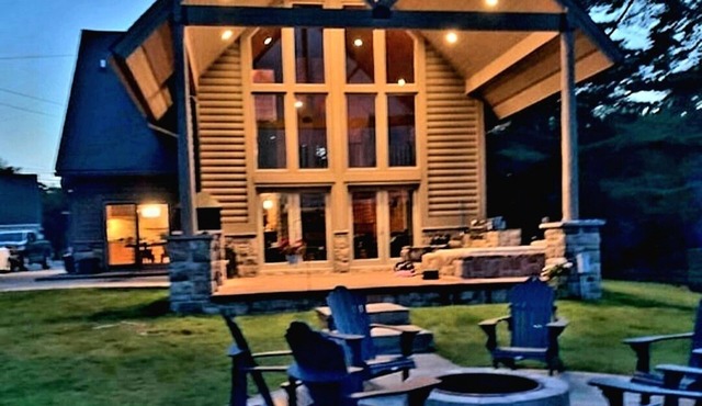 Gorgeous lodge for up to 16 with hottub & games room on all-sports Thompson Lake