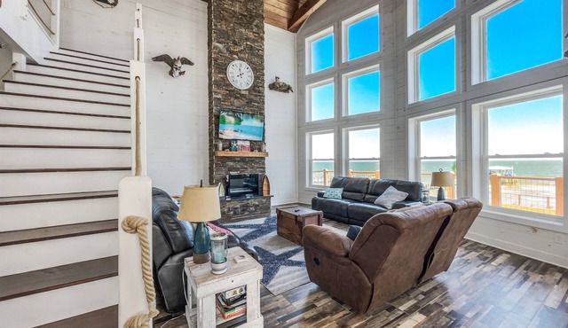 Gorgeous Lodge w/Heated Pool + Pier