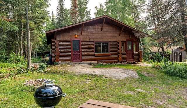 Gorgeous Log Cabin for Lakeside Glamping with Family or Friends in Ely, Minnesota