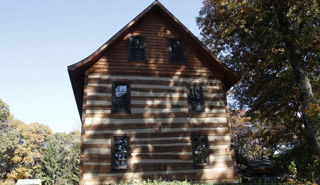 Gorgeous Log Cabin retreat on 30 acre farm; 5 minutes from Blue Marsh Lake.
