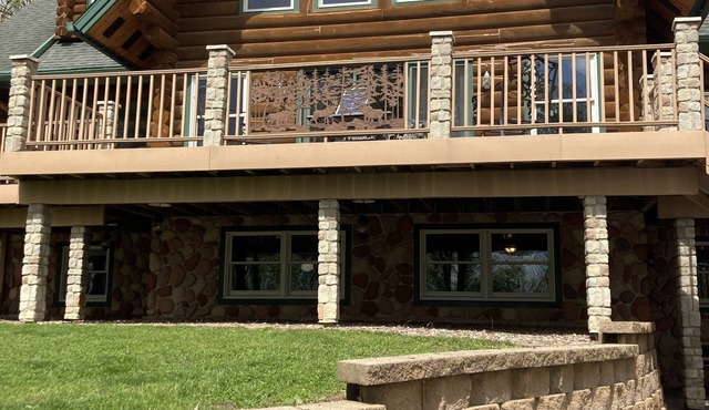 Gorgeous Log Home featuring 8-person outdoor HOT TUB-available year round.