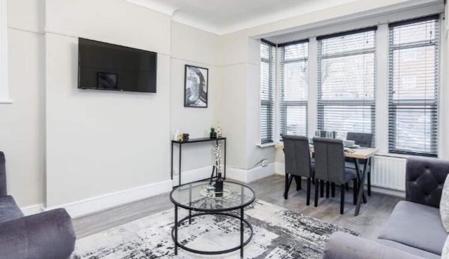 Gorgeous & Lovely 2BR City Centre Near High St by Luxiety Stays