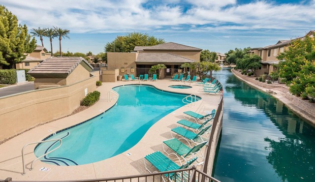 Gorgeous Luxury Condo hardwood/granite/all renovated on Water in Ocotillo area