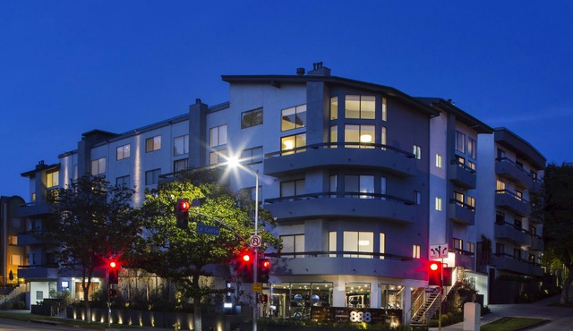 Gorgeous Luxury Fully Furnished One Bedroom Apartment