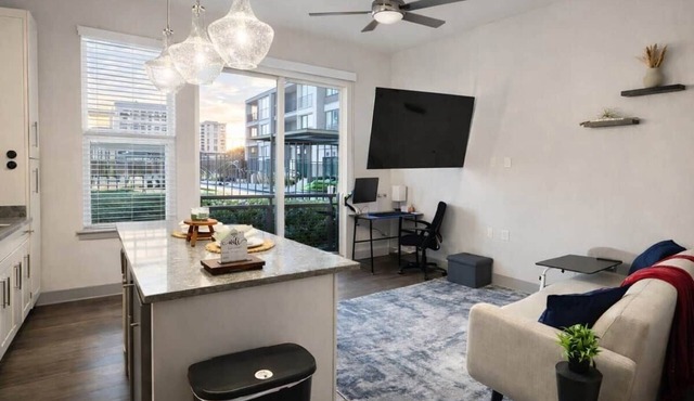 Gorgeous Luxury Lake View Suite | Gym & Pool