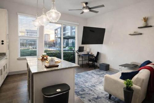 Gorgeous Luxury Lake View Suite | Gym & Pool