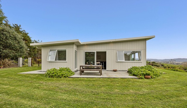 Gorgeous Mangawhai Village Rural Apartment Only 3 Minutes Drive from the Village