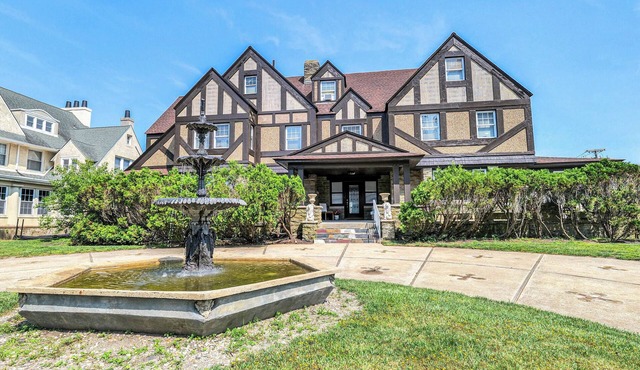 Gorgeous Mansion At the Beach