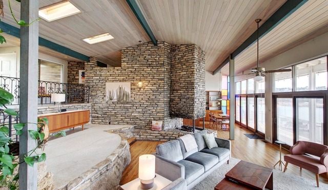 Gorgeous MCM Lake House on Lake Buchanan! Pool & Hot tub! The lake is full!