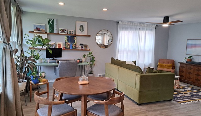 Gorgeous Mid Century 3 bed with hot tub near Lincoln Square