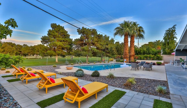 GORGEOUS Mid Century - Close to Strip - Golf - Views - Superhost Status - WOW
