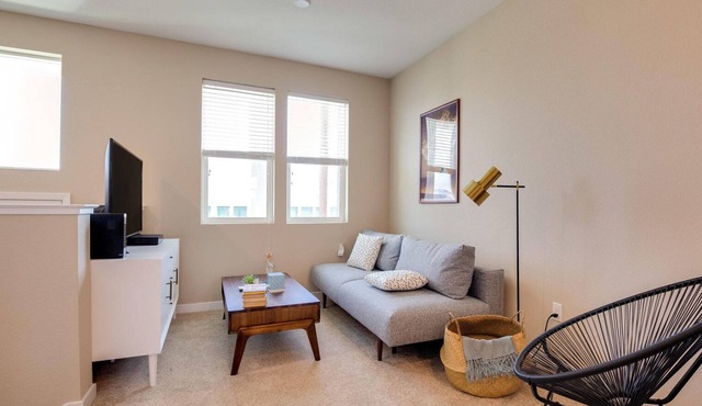 Gorgeous Milpitas 1BR w/A/C, nr Movies, Mall & Dining, by Blueground