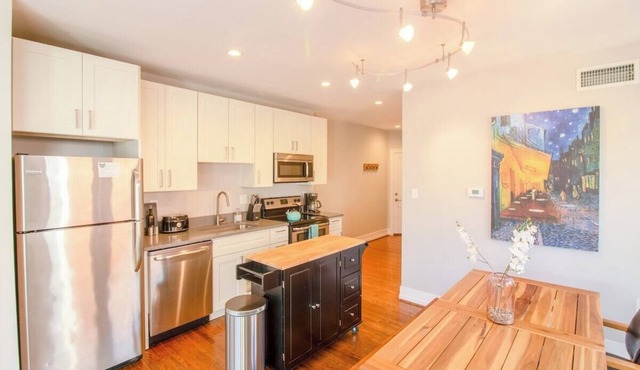 Gorgeous Minimalist Gem w/Fenced Backyard + W/D