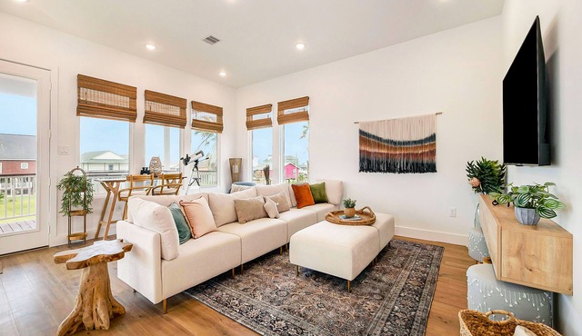 Gorgeous & Modern 3BR | Steps to the Beach | Large Deck | Modern