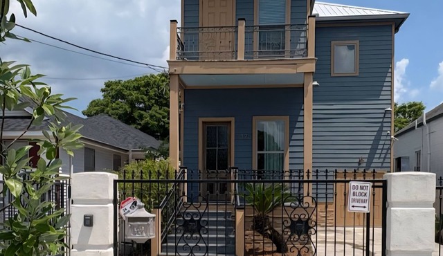 Gorgeous Modern 4 Bdrm/4 Bath-Gated Pool- Worthy of Your Beads! Walk to Quartern