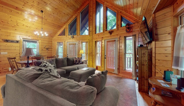 Gorgeous modern cabin with Ping-Pong, deck, grill, pool & tennis - dogs welcome