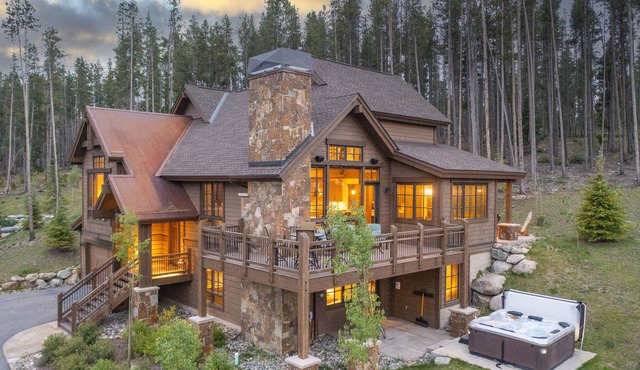 GORGEOUS modern estate: private ski SHUTTLE! Hot Tub, hiking trail to town, fire pit!