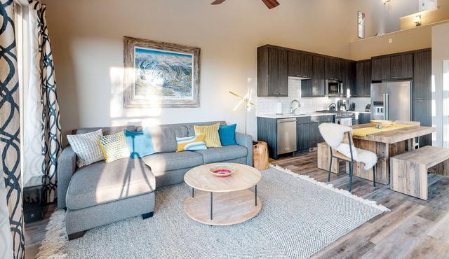 Gorgeous, modern house with patio, fireplace, private hot tub, & mountain views