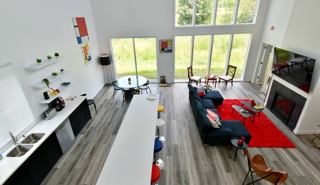 GORGEOUS MODERN HOUSE VERY STYLED FEW BLOCKS FROM FAMOUS DOWNTOWN OF WAYZATA