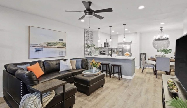 Gorgeous Modern Spanish Condo In Amazing Location Near Disney and La