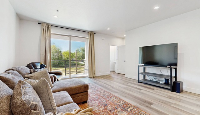 Gorgeous modern townhome conveniently located near airport & university, WIFI