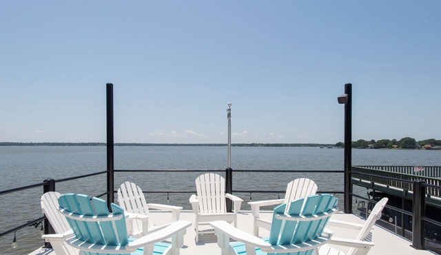 Gorgeous Modern Lakeside Getaway in Gun Barrel City